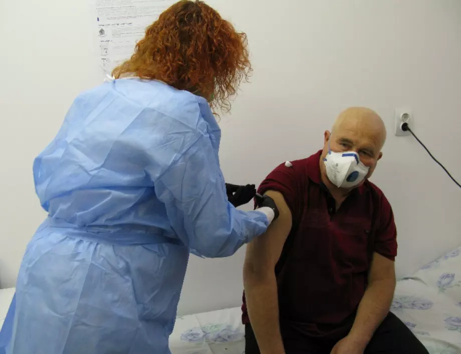 В Смолян ваксинираха 5-ма медици, днес още 20, останалите - след Нова година