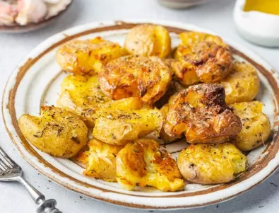 Печените картофи стават много по-вкусни, ако ги приготвите предварително с ТАЗИ марината