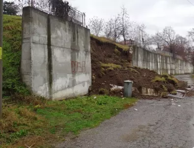 Срути се подпорна стена в село край Кочериново