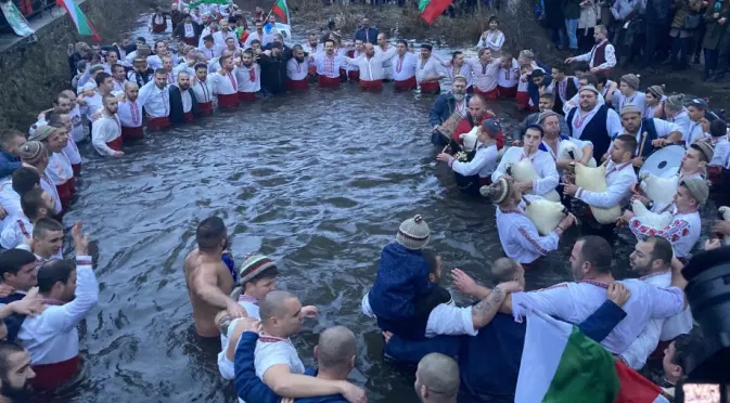 Извадиха кръста от водите на река Тунджа в Калофер