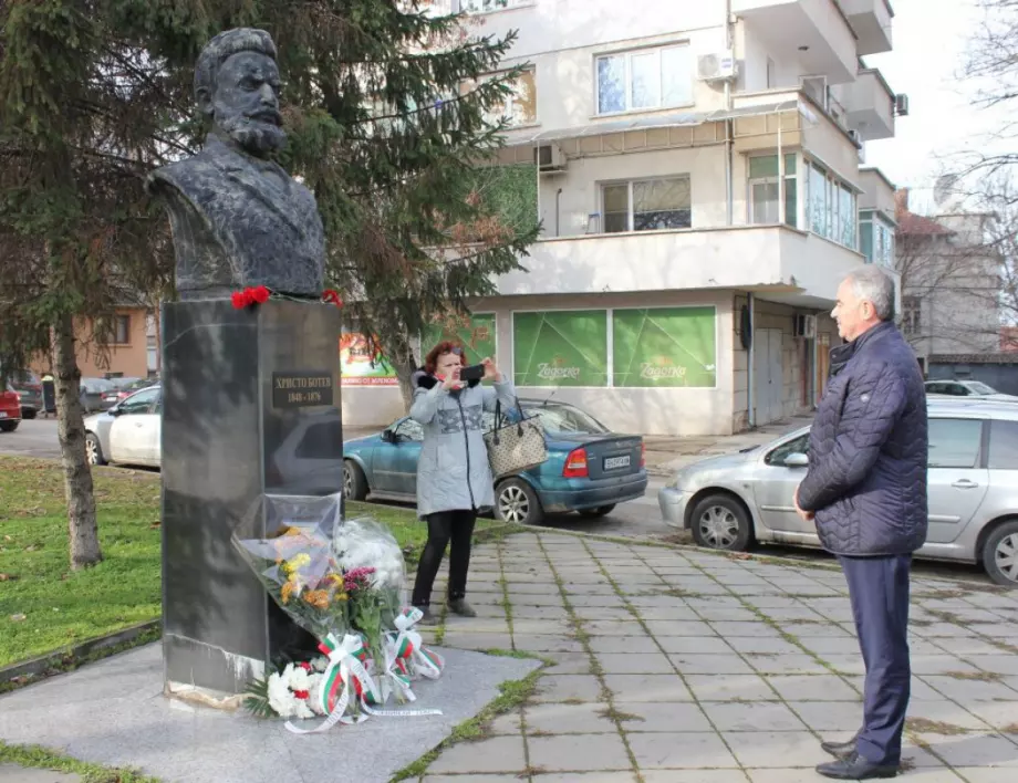 Кметът на Плевен положи цветя пред паметника на Христо Ботев по случай 173 години от рождението му
