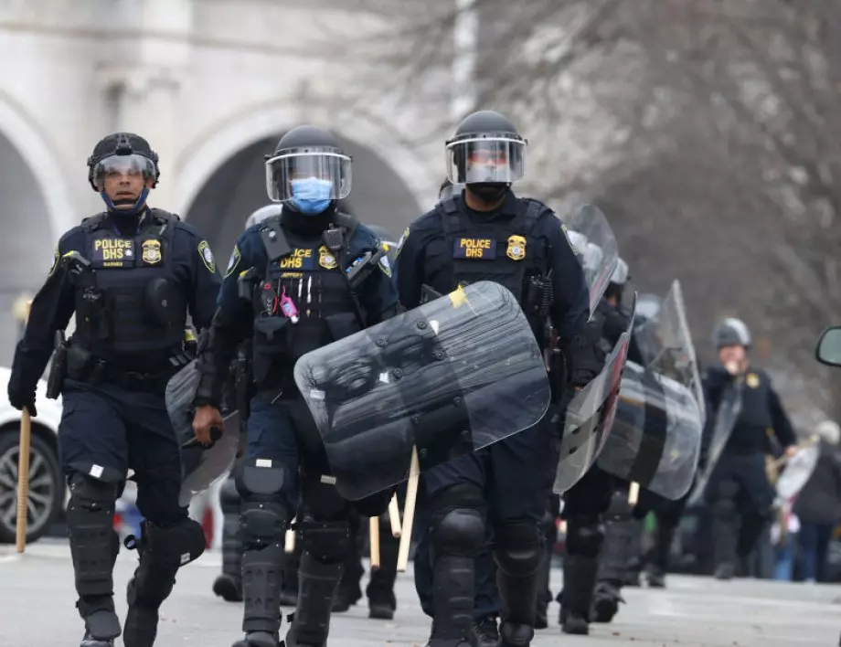 Над 50 полицаи са ранени в безредиците в Капитолия