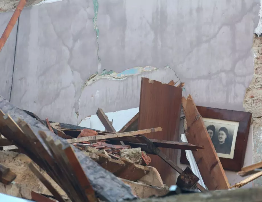 Земетресенията в Гърция разрушиха стотици къщи  