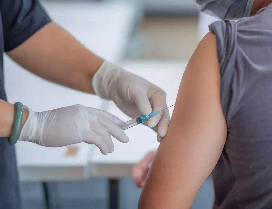 Експерти: Възможно е да се ваксинирате с иРНК ваксина и в друг град