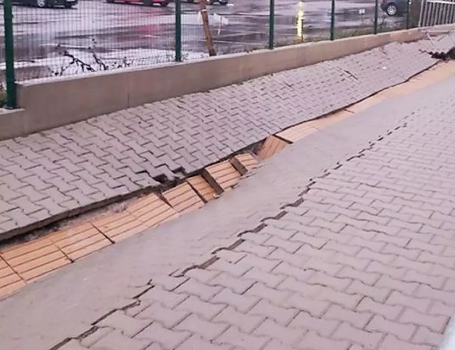 Пропадна нов тротоар край третата линия на софийското метроо