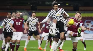 Манчестър Юнайтед би Бърнли и се качи на върха във Висшата лига дни преди дербито с Ливърпул