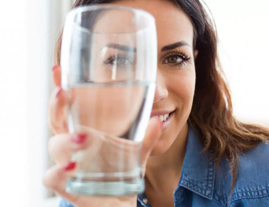 Ако пиете по 8 чаши вода на ден, ще се излекувате от това