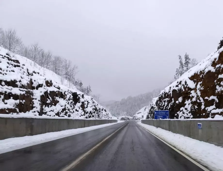 Пътна полиция: Следват два дни снеговалежи и лошо време, бъдете внимателни