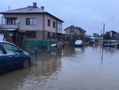 Отводняват десетки домове в Софийско