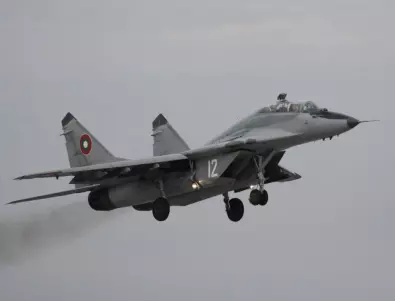 Изтребители МиГ-29 прехванаха и приземиха малък самолет