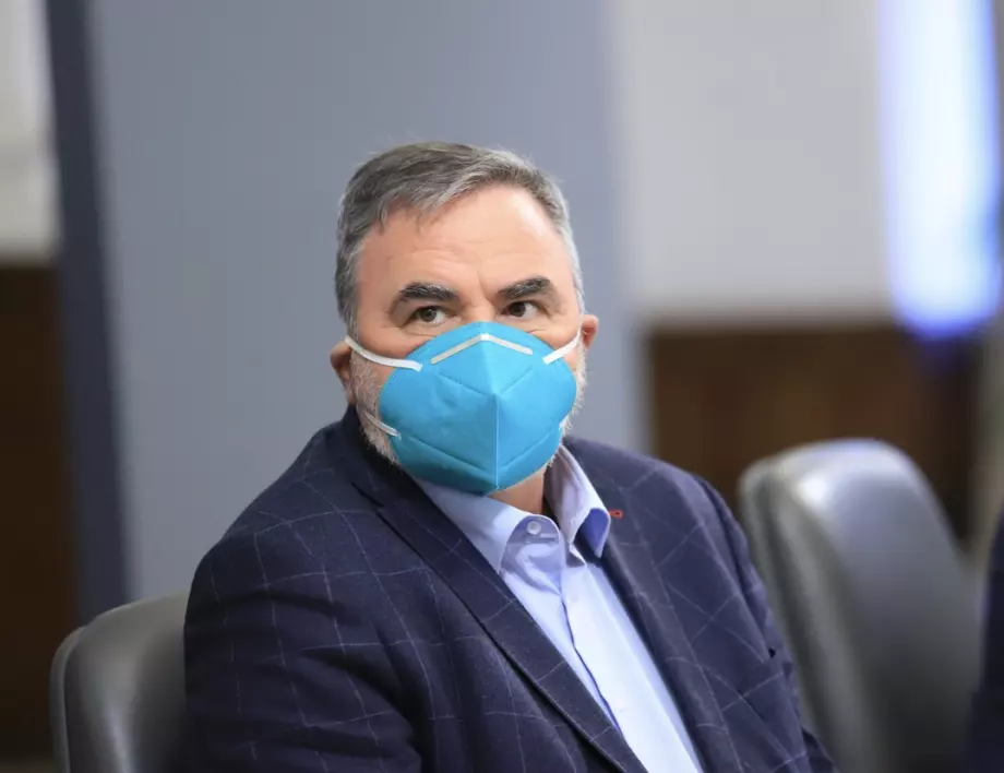 Кунчев принуден да отговаря за мерки заради "нови трупове", притеснява се от южноафриканския коронавирус