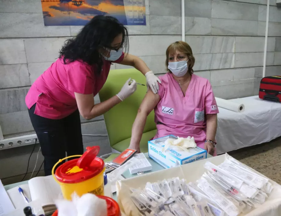 Във ВМА и "Пирогов" ваксинират срещу коронавирус без записан час - който желае