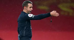 Куриозът на куриозите: Искаш игра с ръка и фаул, топката те удря и става дузпа (ВИДЕО)