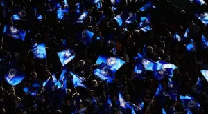 Когато фен на Челси... си изми зъбите на стадиона по време на мач (ВИДЕО)