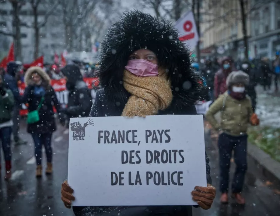 Париж връща маските на открито заради Омикрон 