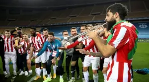 ВИДЕО: Провокаторът на Меси празнува трофея свирейки на тромпет