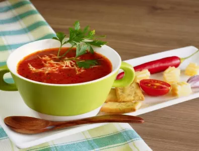 Вкусно и хрупкаво: Рецепта за супа със сушени домати и билкови крутони