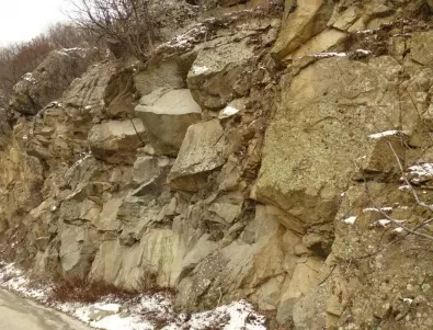 Репортаж: 10-тонни скали висят като Дамоклев меч над шофьорите край Симитли 