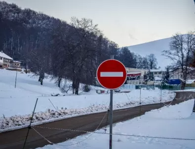 Бизнесмен, отричащ приятелство с Борисов, предизвика недоволство заради забранителен пътен знак