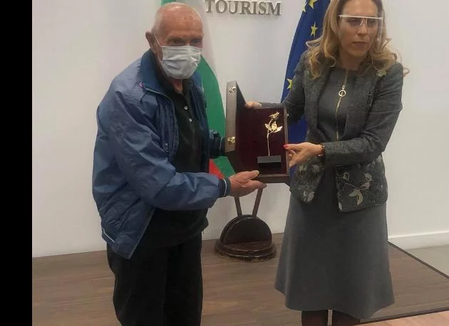 Министърът на туризма награди талисмана на Пампорово, 96-годишният скиор Иван Раев