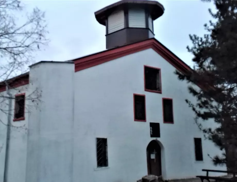 Община Бургас реставрира 130-годишния храм „Св. Троица" в с. Извор