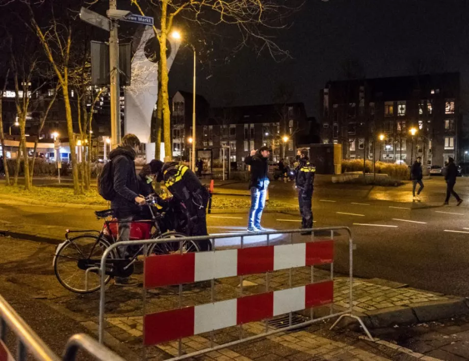 Министър от правителството на Нидерландия нарече протестиращите срещу ограниченията „измет“ 