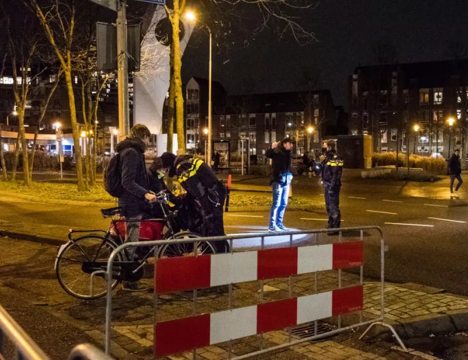 Задържаха 30 души за неспазване на дистанция на протест срещу мерките в Нидерландия