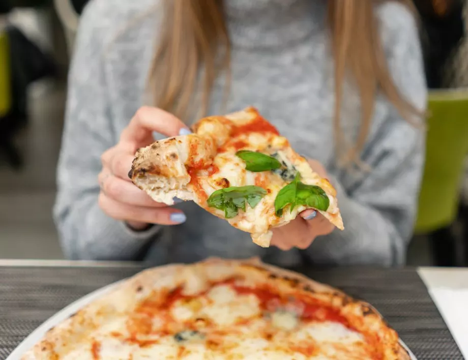 Какво италианците задължително слагат на пицата си?