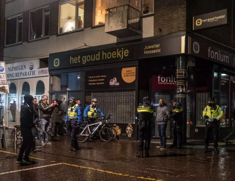 Пореден ден на протести в Амстердам, полицията използва водни оръдия 