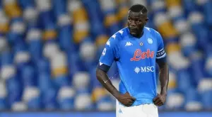 Звезда от Серия А купи топли дрехи за бездомниците в своя град