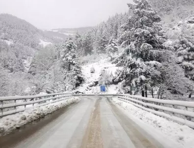 Троянски проход е напълно затворен, 1320 снегорина чистят в страната (СНИМКИ)