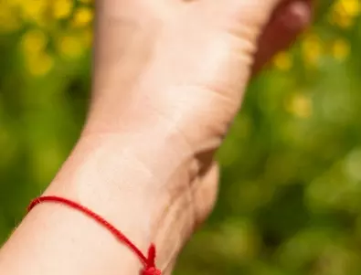 Използвайте червения конец на ръката си, за да привлече любов!