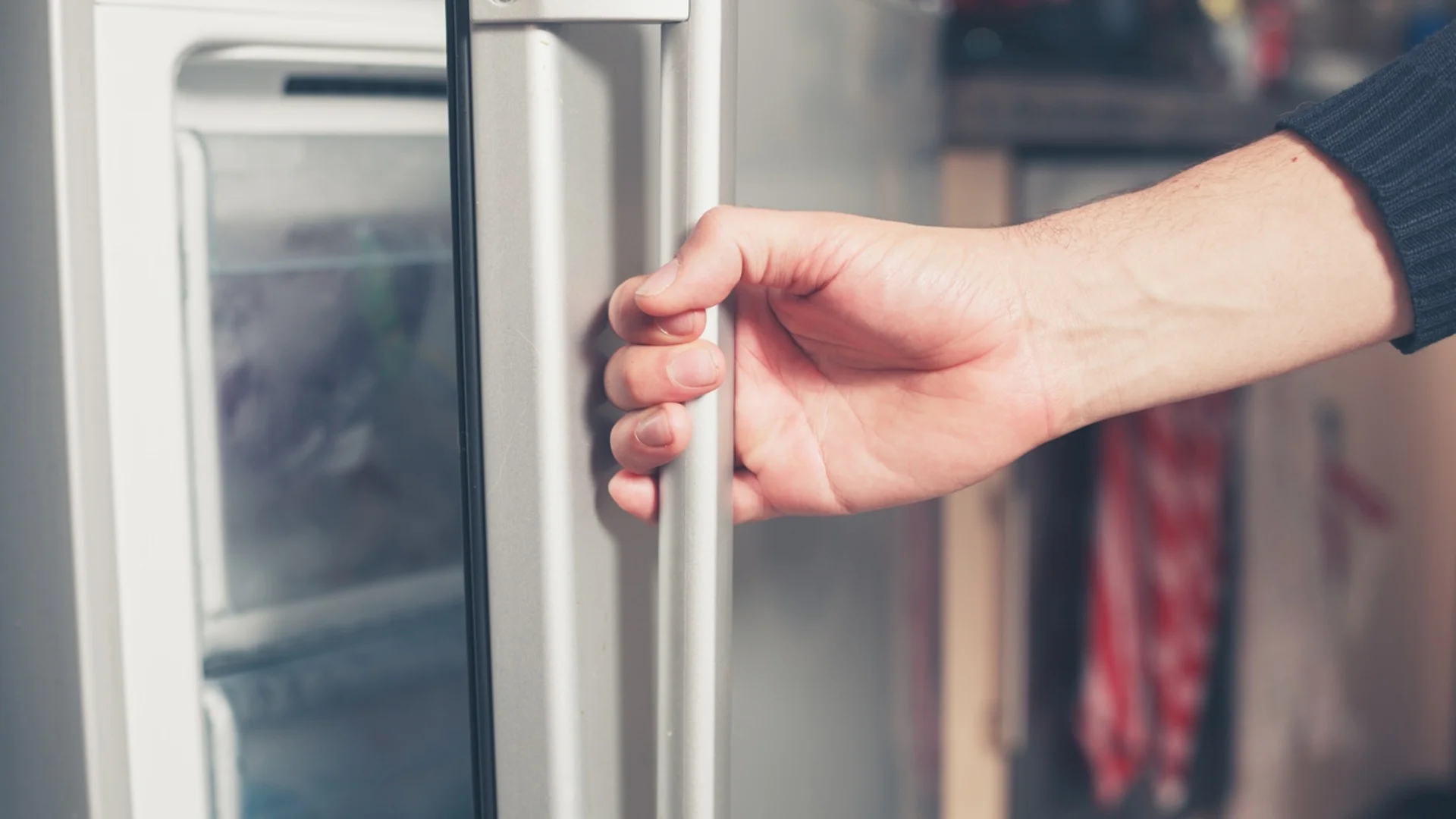 Колко често трябва да размразявате хладилника?