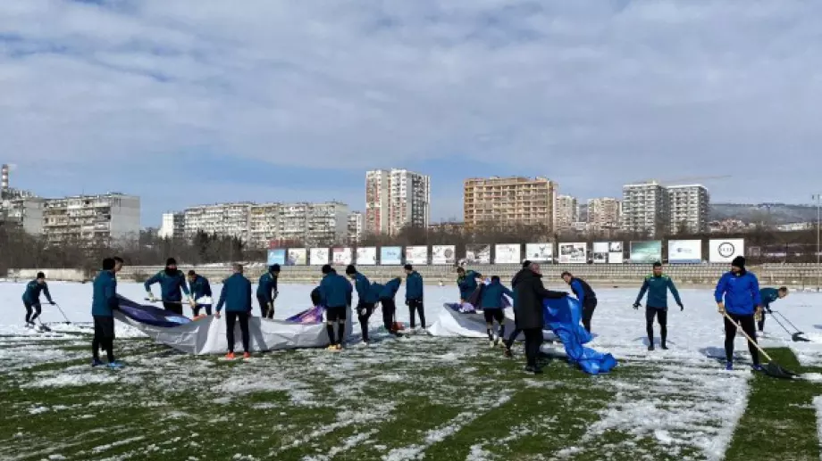 Необичайна тренировка в Черно море - ринене на сняг (ВИДЕО)