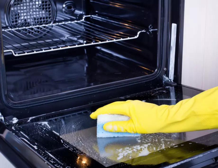 Как да изчистим петната по печката с малки трикове