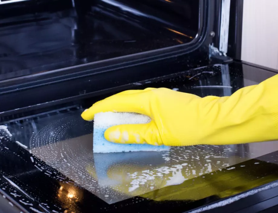 Ето как да почистите бързо и лесно стъклото на фурната