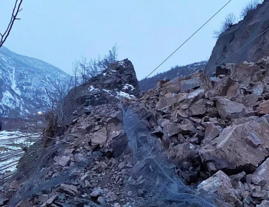 Огромно срутище затрупа изцяло път към София през Искърското дефиле