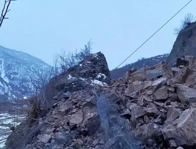 Алпинисти ще обрушат ската при срутището на път II-16 Своге - Ребърково