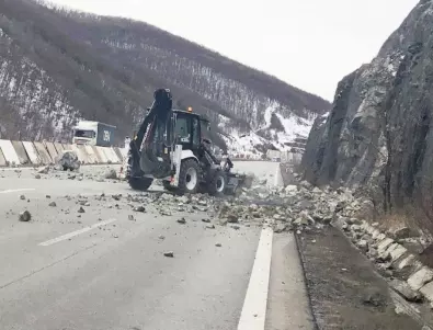 Голямо срутване на скали затвори Самоковско шосе