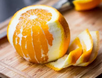 Белили сме портокалите грешно цял живот! Най-лесно е с лъжица (ВИДЕО)