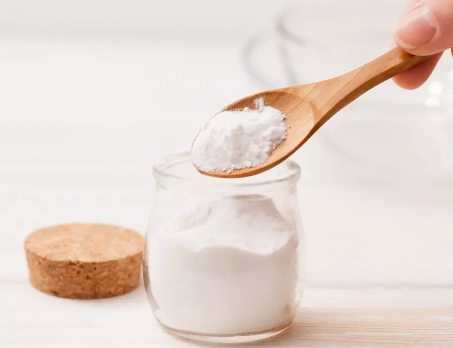 Жена поръси сода на дъното на кофата за боклук, вижте какво се случи