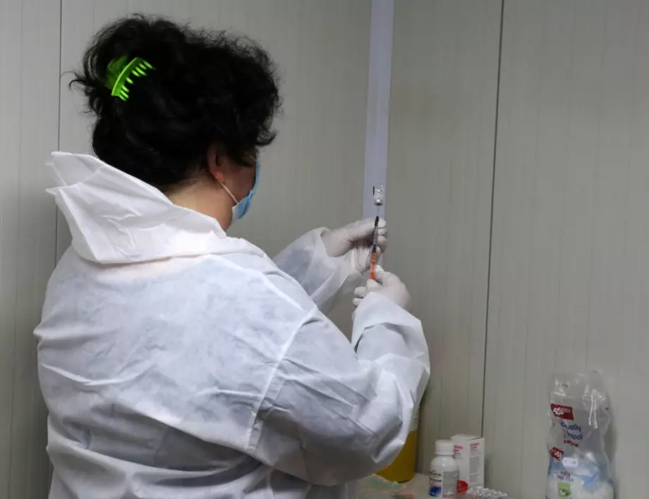 Великобритания проучва може ли да ваксинира срещу коронавирус с първа доза на Pfizer и втора на AstraZeneca