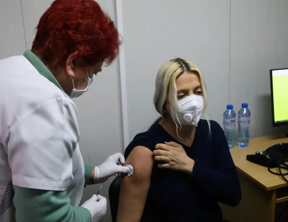 162 са ваксинираните досега учители в София, желаещите са 5000