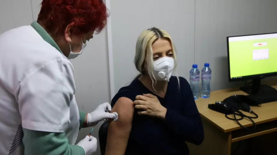 Преподаватели не искат да се ваксинират срещу COVID-19, търсят начини да ги мотивират