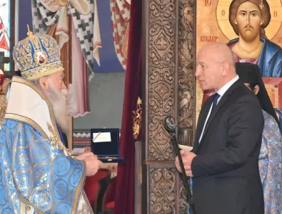 Ловчанският митрополит Гавриил получи почетен плакет с лика на Антим Първи