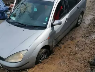Кола с храна за бедни в Неделино пропадна в дупка на улицата