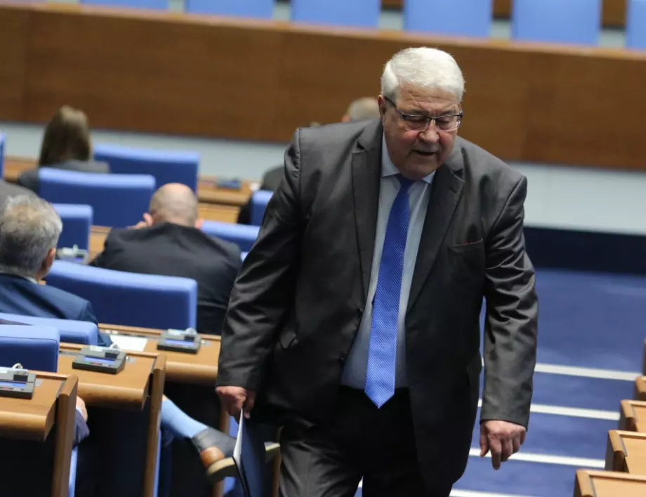 Скандал в парламента: Спас Гърневски нарече червен депутат "дебил"