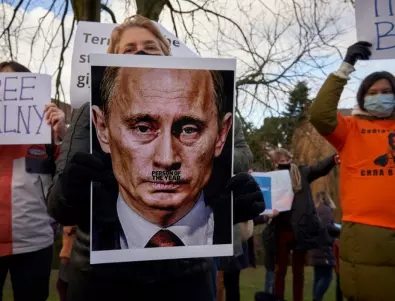 Руската полиция арестува наред скърбящи за смъртта на Навални (ВИДЕО)