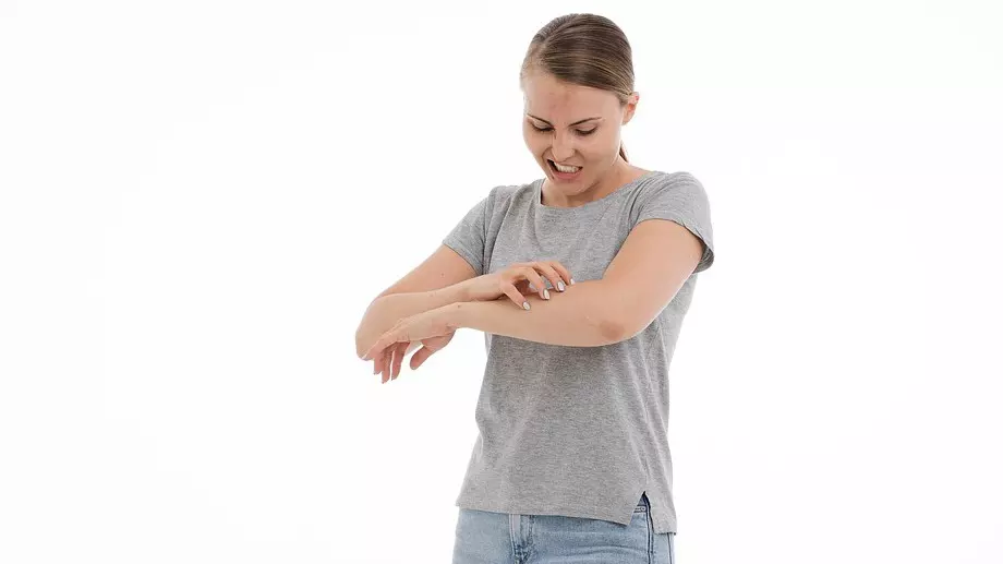 5 зодии започва да ги сърби лявата ръка - ще получават пари