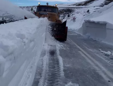 Ограничения за товарни автомобили по пътищата заради снега